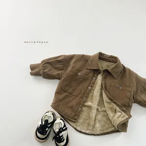 Vue détaillée d'une veste en velours côtelé pour enfant avec doublure polaire