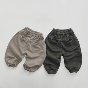 Détail de pantalons en maille de coton avec taille élastique et poches arrière