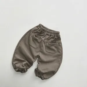 Détail du pantalon de jogging pour enfant avec taille élastique et deux poches plaquées