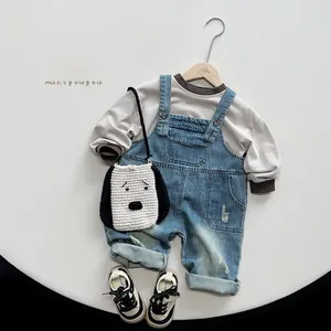 Completo salopette in denim per bambini con t-shirt grigia e borsa a cane bianco