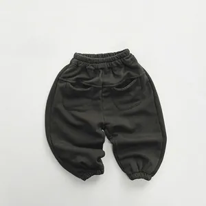 Détail arrière du pantalon de jogging en tricot gris pour enfant avec deux poches