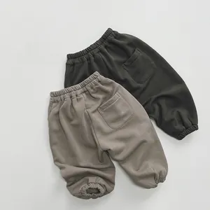 Détail de joggings en tricot pour enfants avec taille élastique et chevilles côtelées en kaki