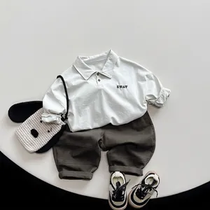 Completo polo bianca a maniche lunghe per bambini in stile coreano con pantaloni marroni