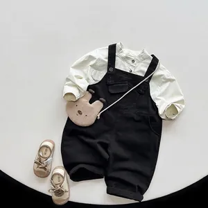 Ensemble chemise en coton et salopette noire pour enfant avec sac ours mignon