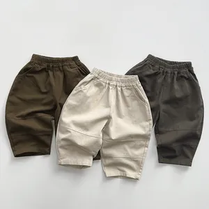 Dettaglio della vita elastica e delle cuciture rinforzate sui pantaloni in cotone per bambini