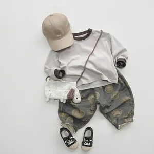 Set bimbi cinque pezzi con maglietta grigia a maniche lunghe e pantaloni verdi a pois