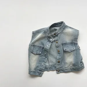 Gilet en jean bleu clair pour enfants avec boutons métalliques et poches à rabat