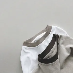 T-shirt a maniche lunghe in cotone minimalista con girocollo a contrasto e trama fine