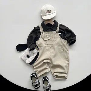 Ensemble polo rétro pour enfant avec chemise noire, salopette kaki et sac chien
