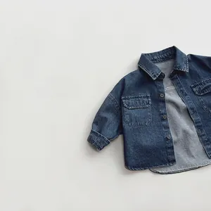 Détail de la chemise en jean pour enfants montrant la texture et les poches
