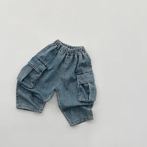 Dettaglio dei pantaloncini cargo in denim lavato per bambini con vita elastica e tasche