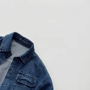 Vue détaillée de la texture du denim bleu foncé délavé et de la poche classique
