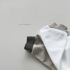 Vista dettagliata dei polsini a contrasto su t-shirt a maniche lunghe in cotone puro