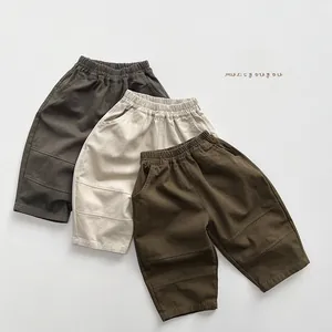 Dettaglio di pantaloni casual per bambini con vita elastica e cuciture sulle ginocchia
