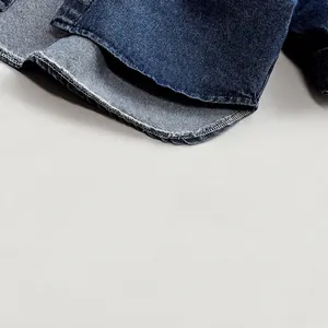 Chemise en jean pour enfants bleu foncé avec surpiqûres blanches pour tenues de printemps
