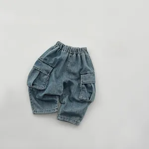 Dettaglio di jeans cargo per bambini con vita elastica e grandi tasche laterali
