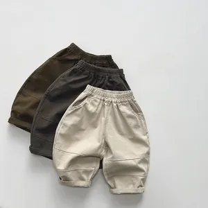 Dettaglio di pantaloni casual per bambini con vita elastica e tasche laterali capienti