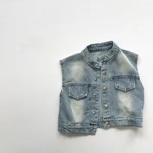 Détail du gilet en jean délavé avec boutons métalliques et col montant effet usé