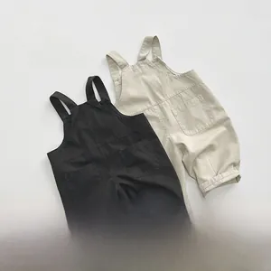 Salopettes minimalistes beige et noir pour enfants avec grandes poches et ourlets