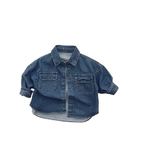 Chemise en jean pour enfants bleu foncé avec col classique et deux poches poitrine