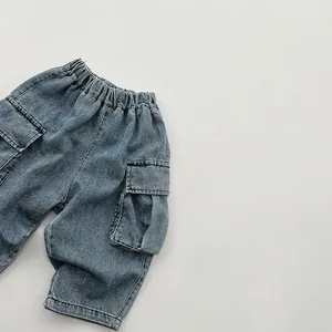 Pantaloni cargo in denim blu per bambini con vita elastica e tasconi laterali classici