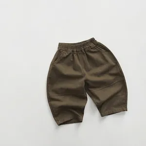 Dettaglio dei pantaloni casual per bambini con vita elastica e cuciture sulle ginocchia