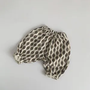 Détail du pantalon enfant en coton à motifs vagues avec taille élastique et ourlets
