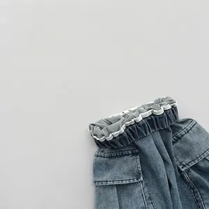 Jeans blu classici da bambino dal taglio ampio con elastico e grandi tasche cargo