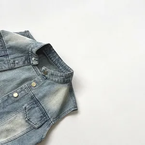 Gilet rétro en jean bleu clair pour enfants avec col montant et fini délavé