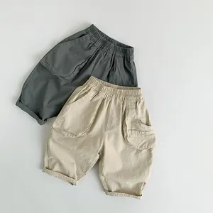 Detailansicht der Kinder-Shorts mit elastischem Bund, Seitentaschen und Aufschlag