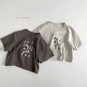 Détail de t-shirts à manches courtes pour enfants en coton de couleurs marron et beige
