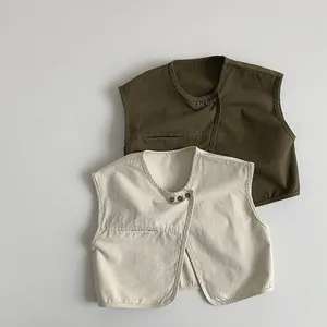 Détail du gilet en coton vintage pour enfants avec col rond et boutons latéraux