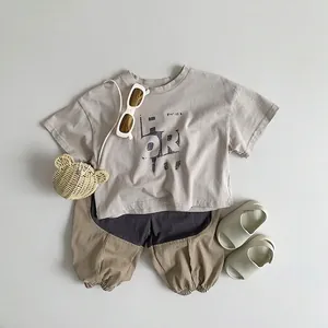 Ensemble d'été pour enfants avec t-shirt beige imprimé et pantalon sarouel bicolore