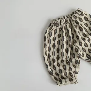 Détail de la taille élastique de ce pantalon en coton enfant à motifs ondulés
