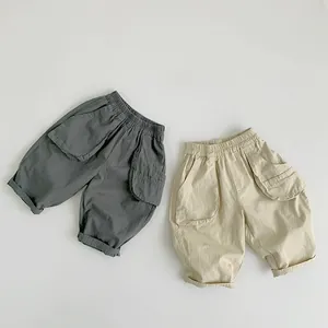Detailansicht von elastischen Bündchen und großen Taschen an Kinder-Leinenhosen