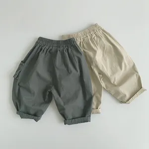 Flachbild von locker sitzenden Kinder-Cargohosen aus Baumwoll-Leinen in Grau-Grün und Beige