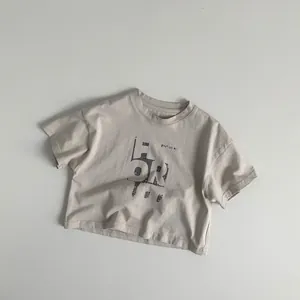 Détail à plat du t-shirt pour enfants avec impression graphique noire au style épuré