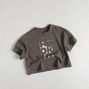 Détail à plat du t-shirt pour enfants en coton avec imprimé OR gris anthracite
