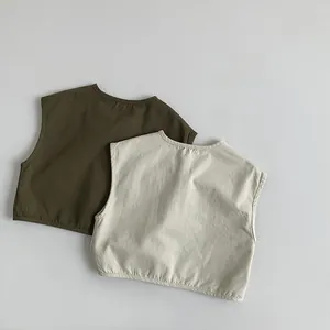Détail à plat de gilets en coton vintage pour enfants en vert olive et beige crème