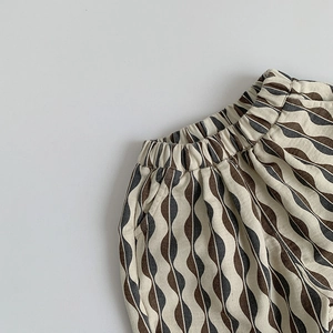 Détail de la taille élastique et motif géométrique sur pantalon en coton pour enfant