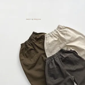 Dettaglio dei pantaloni casual per bambini con elastico in vita in misto cotone