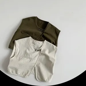 Détails des gilets pour enfants en toile de coton olive et beige avec trois boutons