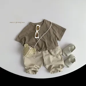 Detaillierte Flachbildansicht eines Khaki-Baumwoll-T-Shirts mit Hundemotiv für Kinder
