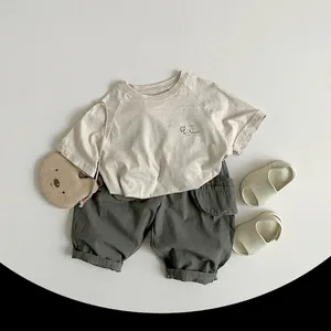 Kinder Sommer Set mit beige Besticktes T-Shirt und graue Cargo-Shorts für Jungen