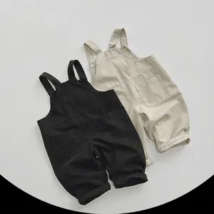 Salopette en coton pour enfants en noir et beige avec poches avant et bretelles larges