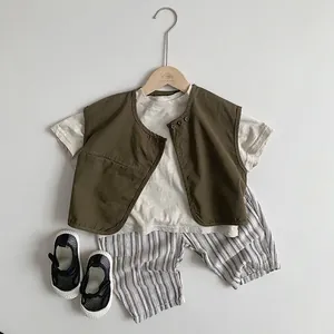 Ensemble enfant avec t-shirt beige gilet olive et short à rayures en coton bambou