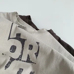 Détail d'un t-shirt en coton avec lettrage américain vintage et texture en maille fine