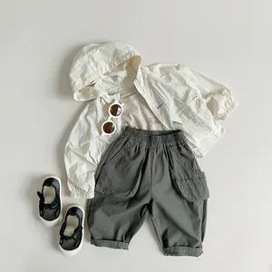 Flachbild von koreanischer Kinderkleidung mit Kapuzenjacke und weiter Freizeithose