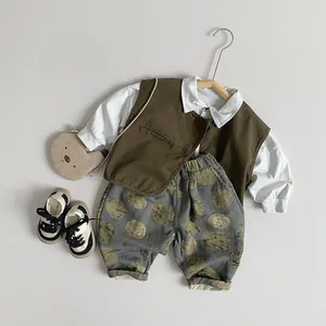 Tenue rétro pour enfants avec gilet marron, chemise blanche et pantalon à pois