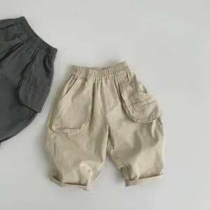 Detailansicht des elastischen Bundes und der großen Pattentaschen an der Kinder Cargo Hose